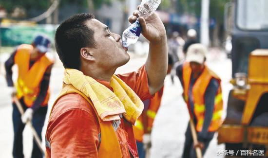 为防高温钢筋工每天喝4支藿香正气水防暑?头晕恶心,最后晕厥休克!