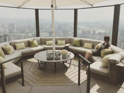 周杰伦豪宅内部首曝光 昆凌躺沙发看360度美景