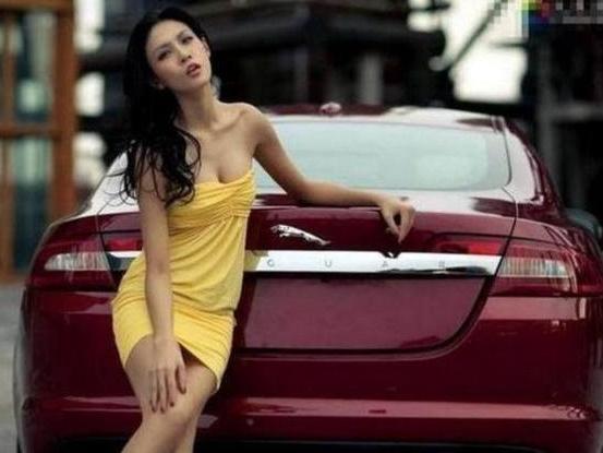 她靠成龙出名,凭自己一条大长腿让自己身价近亿!开700万豪车