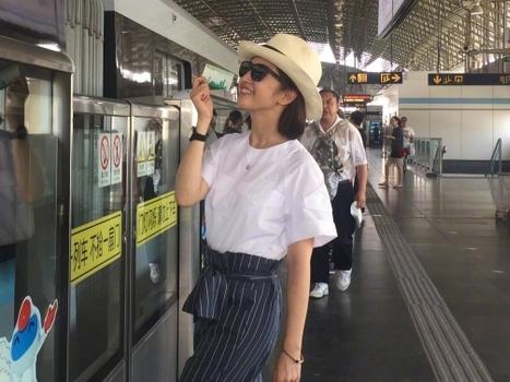 林依晨地铁出行晒美照 灿烂笑容似18岁少女