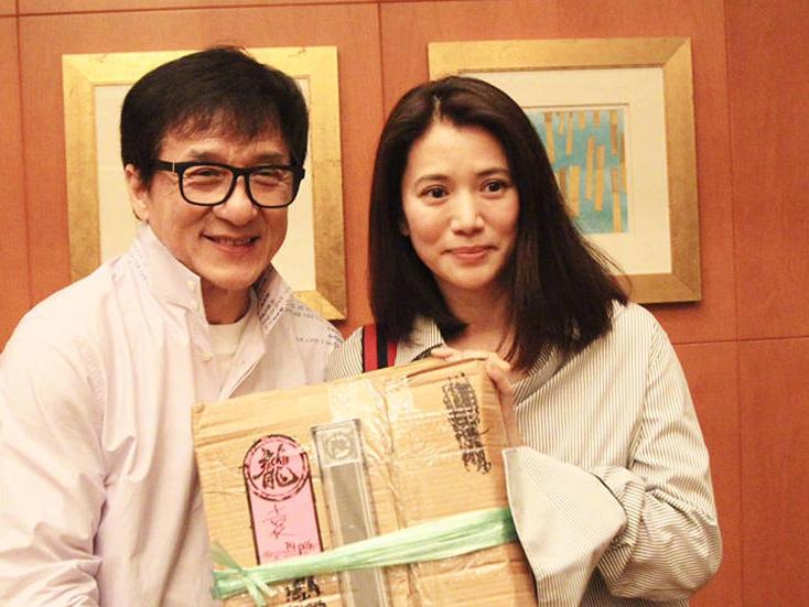 22年终破冰!袁咏仪晒与成龙合照:谢谢大哥对我不计前嫌