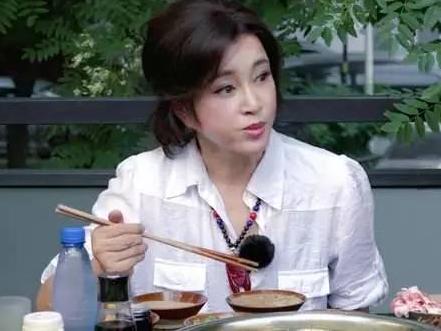 62岁刘晓庆戏精上身模仿某真人秀导师 动作表情真是绝了