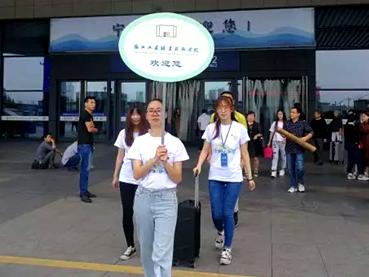 一大波“00后”新生报到,行李直接快递到宁波
