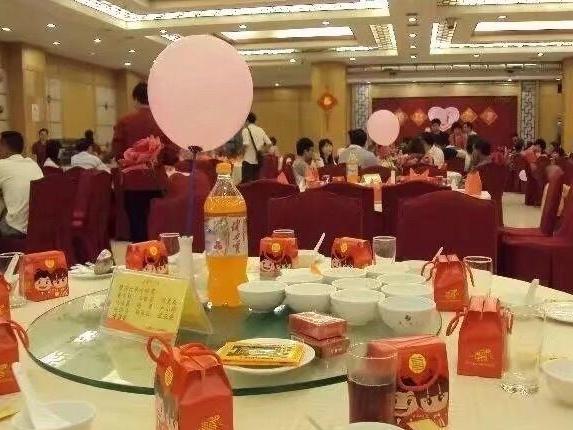 天哪!慈溪一女子订婚,夫家来喝酒的全都是群众演员
