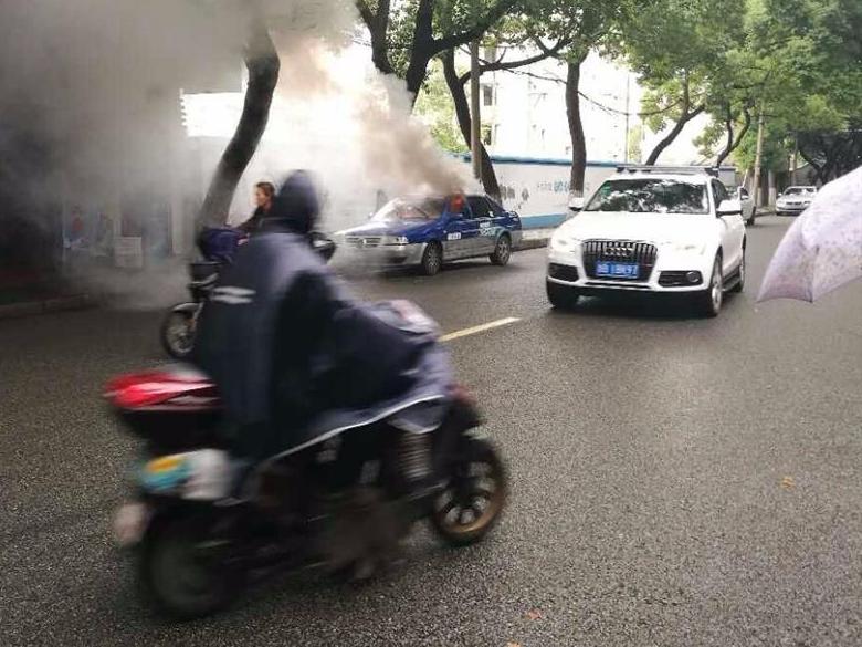 海曙西河街一辆出租车诡异自燃。