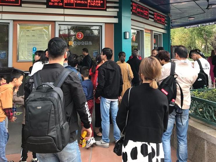 被骗到方特,与景区对峙到中午才入场。进去玩了…