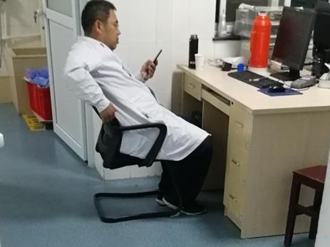 这波操作666!在北仑某医院急诊室,医生当众吞云吐雾?