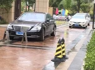 余姚一奔驰女业主未买车位进门被拦 竟弃车堵门致交通堵塞