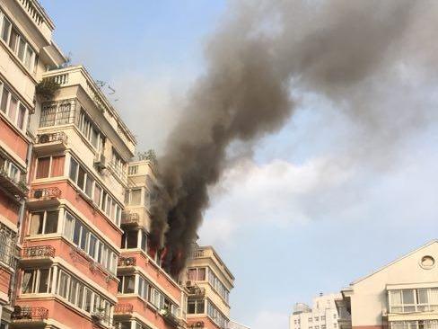 中山小区着火了!火焰从窗户里喷出,楼上倒霉了