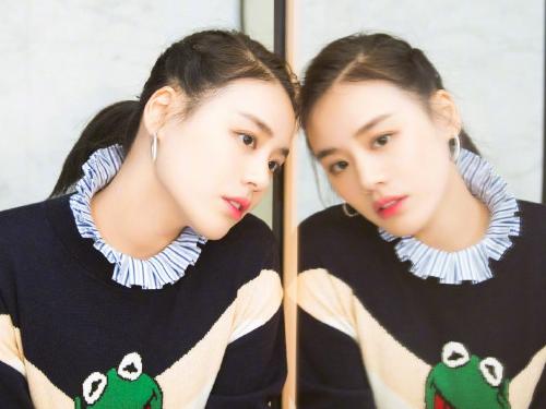 马思纯毛衣配短裙秀美腿 玩娃娃机可爱童真