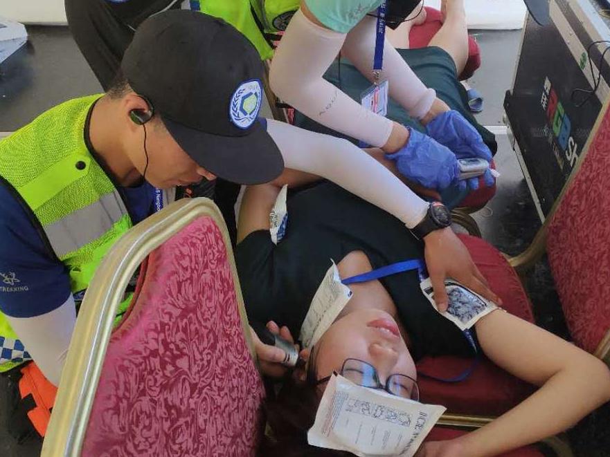 很多人没听过的AED又救人了!宁波旅客赴美航班上成功救人
