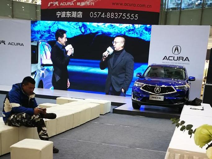 衣着寒碜去看车展,被工作人员“请”出来。嫌我穷?