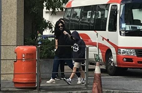 三胎成谜!张柏芝送儿子上学被拍 手牵手一路热聊