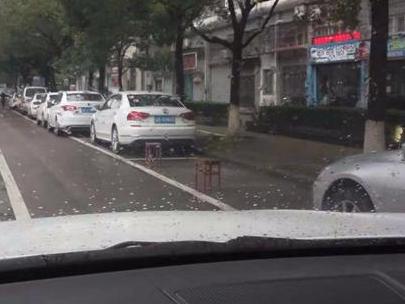 遇到这种情况,你们会将凳子拿开,自己停进去吗?