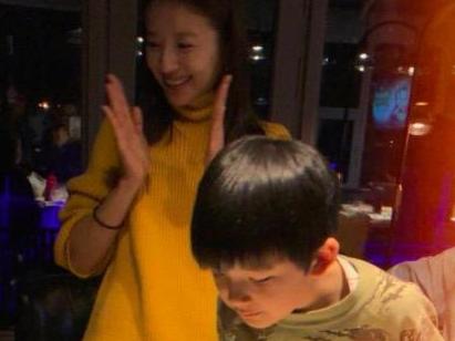 董洁生日开怀大笑似少女 儿子暖心陪伴个子又高了