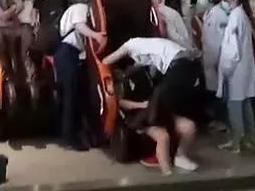 扫码按摩椅出事了!一女子的头瞬间被...“吞”了!