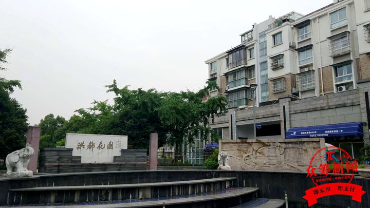 地下车库大半空余 江北洪都花园居民不解:凭啥绿化改车位