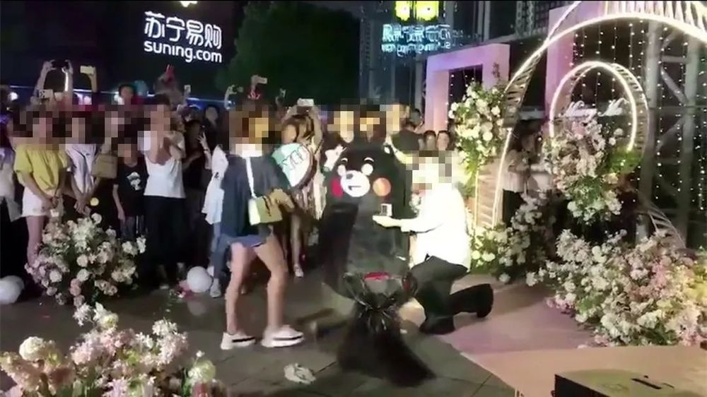昨晚,慈溪上林坊,一男子单膝下跪求婚,结果…