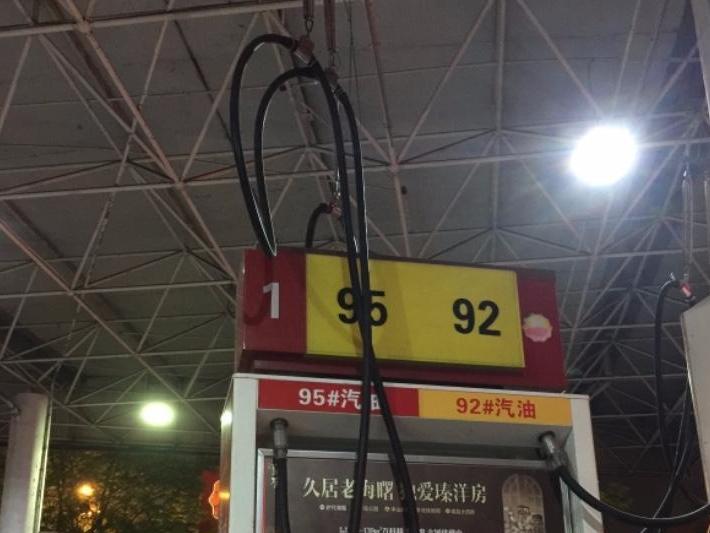加油站出油管挂那么高没问题?