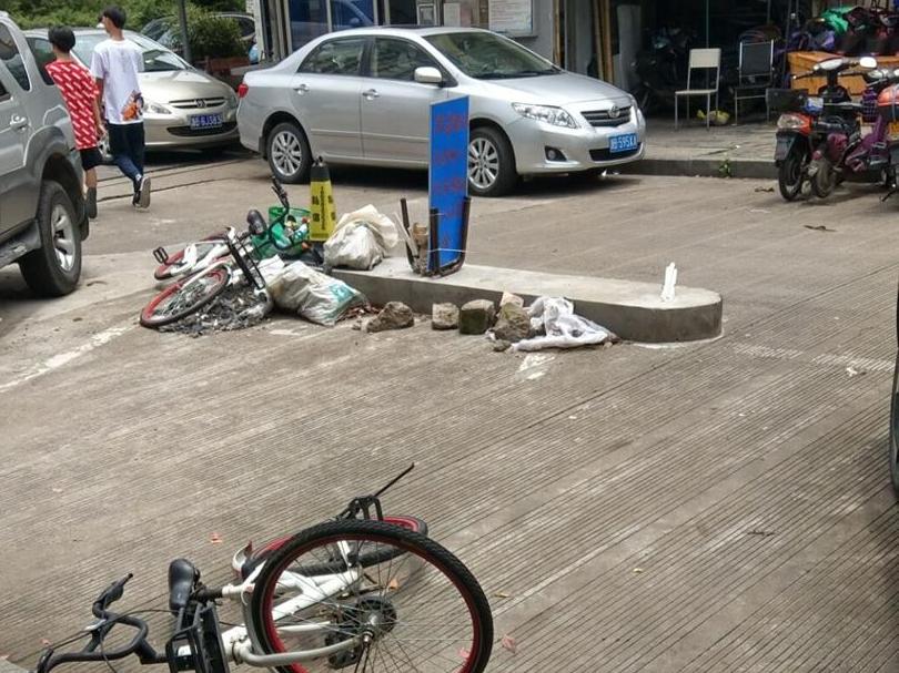 小区路中间建水泥墩啥用意?老的已变垃圾堆