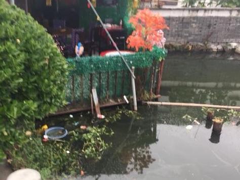 这种水上餐厅合法?看看,好好的湖面上都凝出了一层油