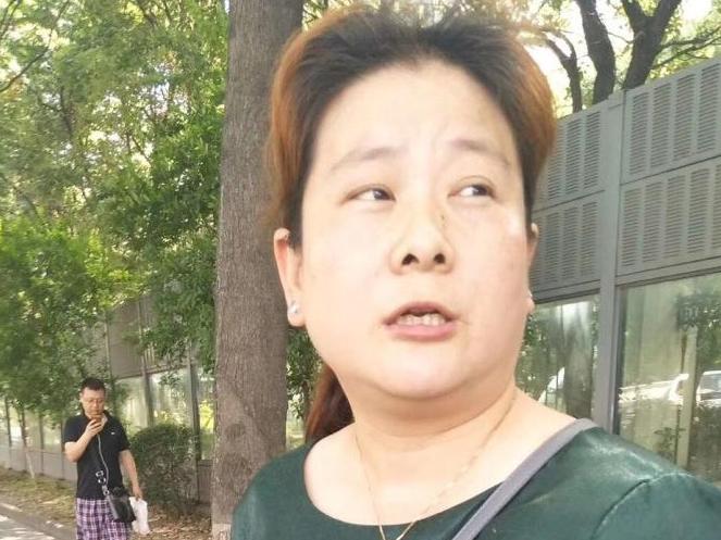 谁认识她?捡手机嫌500感谢费低,就摔毁