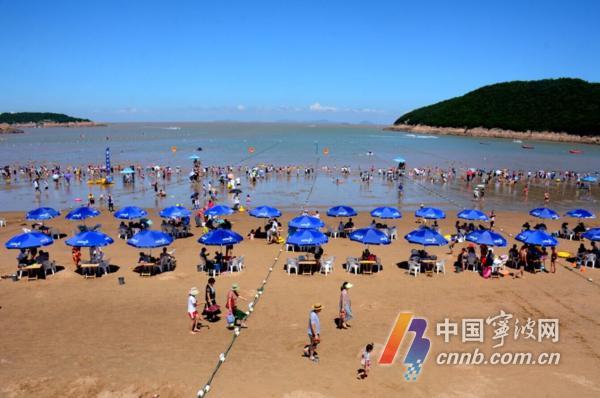 高温桑拿天来大海觅清凉 松兰山海滨浴场人头攒动