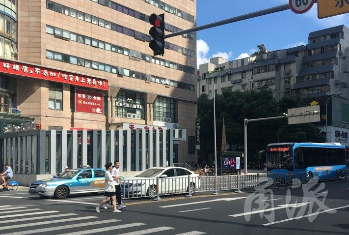 宁波有驾驶员躲在阴凉处等红灯 这样