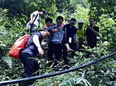 迎着台风探险 女驴友刚被救下又有50名驴友被困