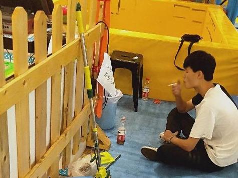 广场的攀爬场内,工作人员这样大咧咧抽烟好吗