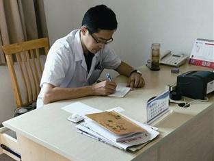 宁波医生朱斐连续5年帮助患者卖梨 卖完又给孤儿筹集物资