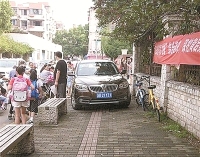 宁波校门口交通乱象拉响安全警报 说好的管理与引导去哪了?