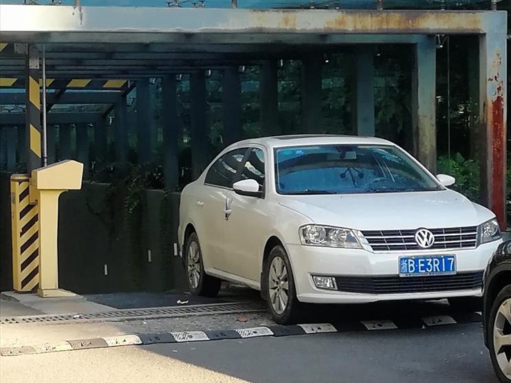 车位虽紧张,但你也不能这样停啊。书香景苑小区