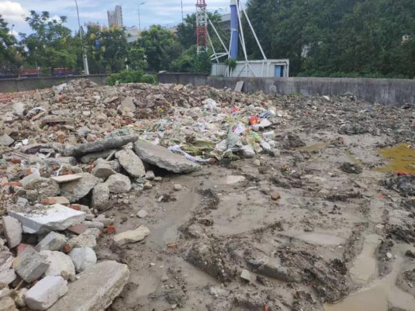 海曙中心区数千平米空地成建筑垃圾堆放点 谁是幕后老板?