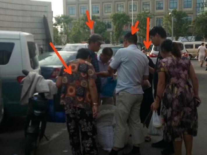 什么好东西,众人围观哄抢?骗子!