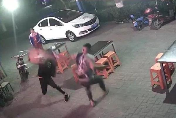 何苦!互不相识的两男子为抢结账大打出手 两人均被拘
