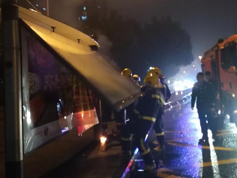 北岸琴森公交站的灯箱,在雨天烧起来了。消防神速。