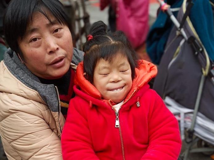 鄞州首南南裕菜场门口,奶奶带脑瘫孙乞讨,真假?