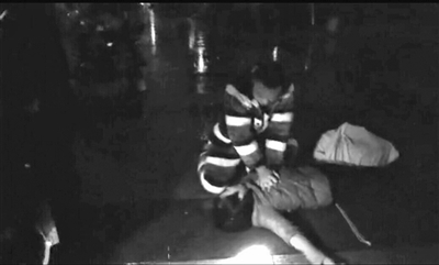 女子雨夜倒在小区道路上 保安队长跪地做心肺复苏17分钟