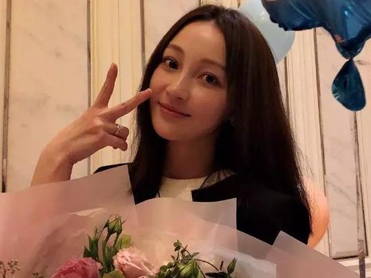 姚笛独自现身高铁站满脸愁容 不见手上婚戒疑分手