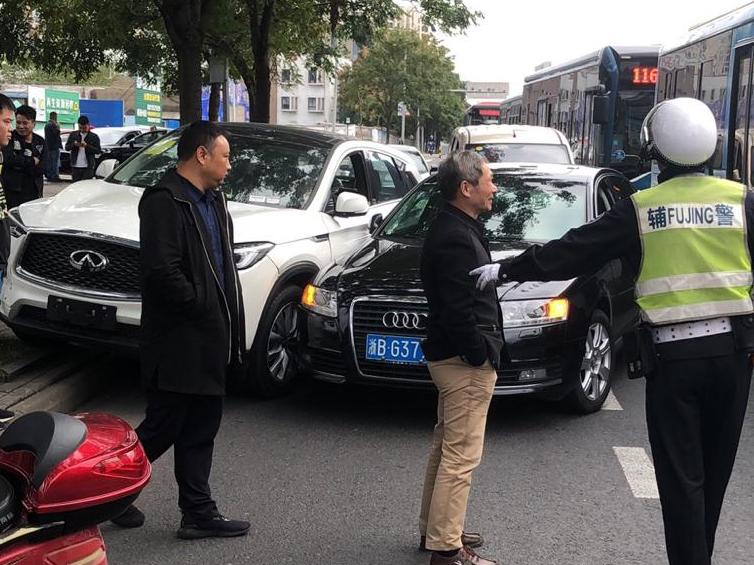 厉害了!英菲女司机逃逸,被奥迪男司机逼停!