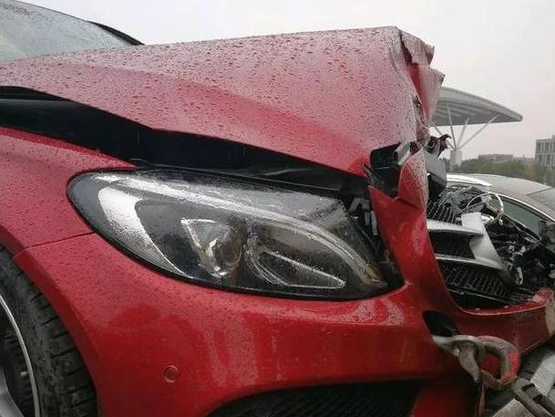 今天起,高速公路上后排乘客不系安全带也要处罚