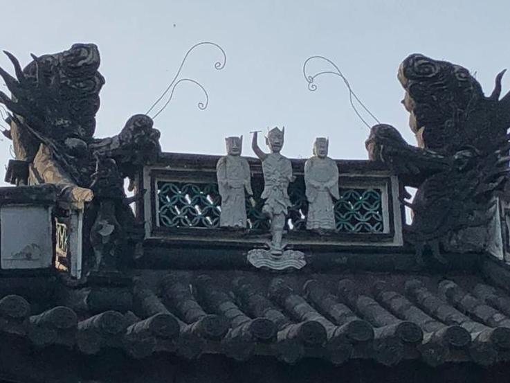 月湖楼台顶,这显著的仨小人雕塑是谁啊!很怪啊!