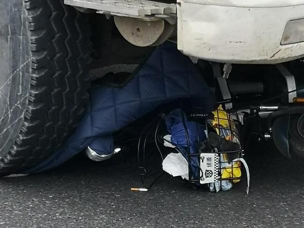 嵩江中路与长寿南路交叉口,工程车电瓶车相撞