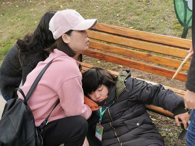 和美城边上,地上躺着个小姐姐!两位美女果断出手