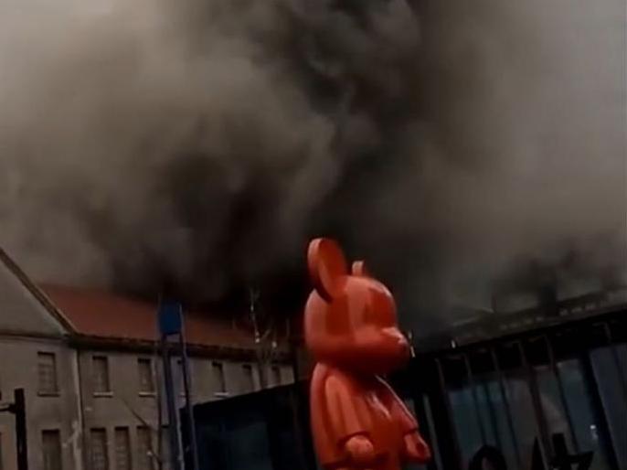 昨下班时间,和义路上的1844着火了