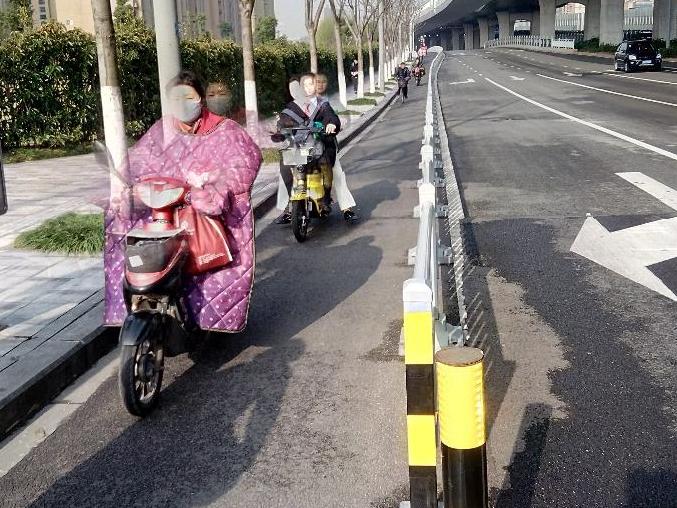 夏禹路的非机道太窄,路都划给汽车开了!