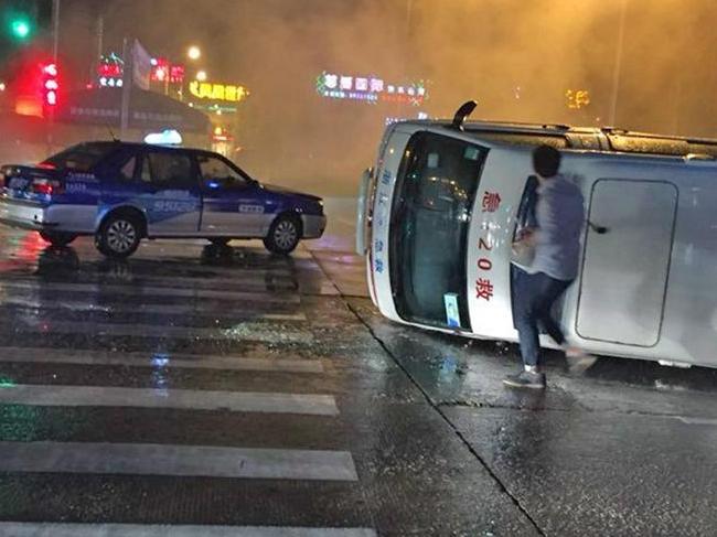 120救命车,是不是设计有问题?介会翻车!其他车没翻