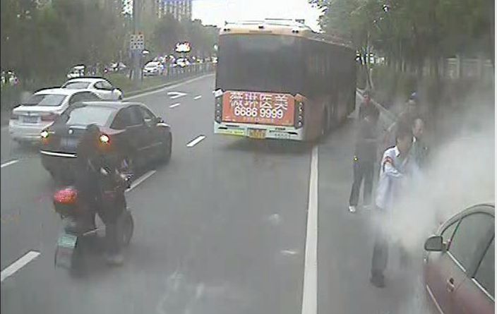 事发江北!云飞路上一轿车突然自燃,危急时刻...