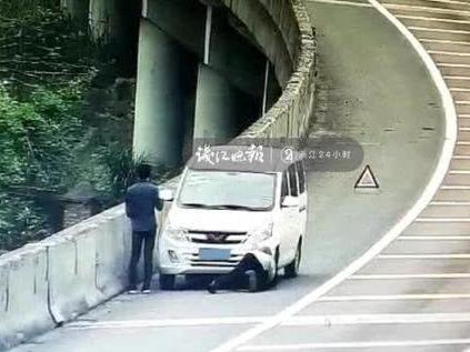 高速上爆胎了,司机直接就地换胎?这操作真是醉了!